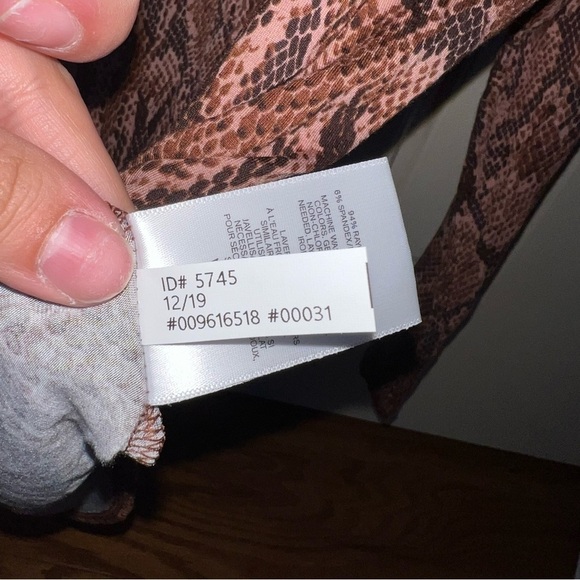 NWT Express Snake Skin Print Long Sleeve London Ultra Soft Jersey Shirt Size XS - Picture 7 of 11